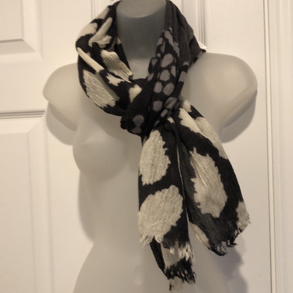 Pretty Persuasion’s Elegant Scarf Shawl 100% wool in grey shades. Animal print